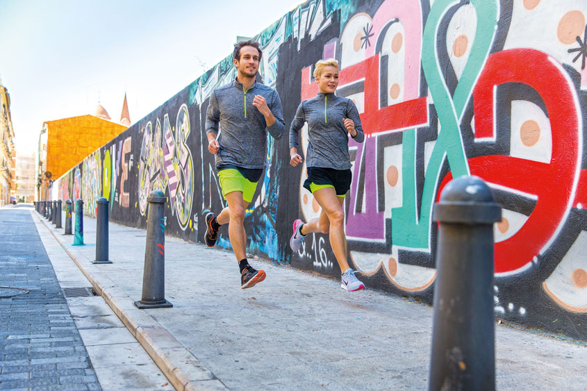 Mann & Frau beim Jogging durch die Stadt