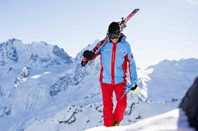 Herren auf der Ski Piste