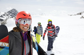 Sicher auf der Piste mit Skihelm und Skibrille