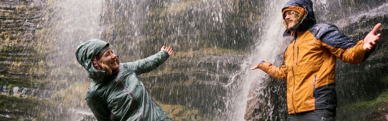 Mach den Regen zu Deinem Element. Hier gibt es Outdoorbekleidung für den Herbst: 